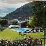 Rhona Bed & Breakfast 4*